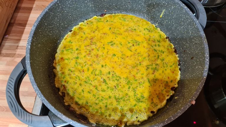 LowCarbPizza-1.Boden aus Rührei, gewürzt nach Wunsch